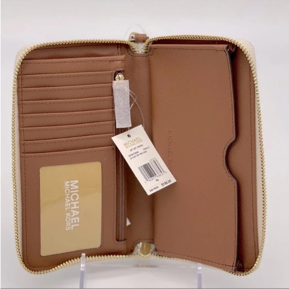 Michael Kors JST LG Flat MF Phone Case
Wallet Vanilla/Brown - Picture 4 of 6